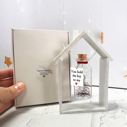 Anniversary Gift for Her & Him Romantic Present for Boyfriend Girlfriend Custom Message I Love You Gifts to Wife Husband (Key in Big Bottle You Hold the Key to My Heart In White Wood Frame)